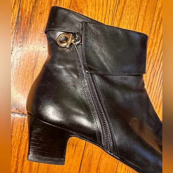 SALVATORE FERRAGAMO ITALIAN LEATHER ANKLE BOOTS WITH GANCINI BIT ZIPPER SIZE 7 - Picture 6 of 16